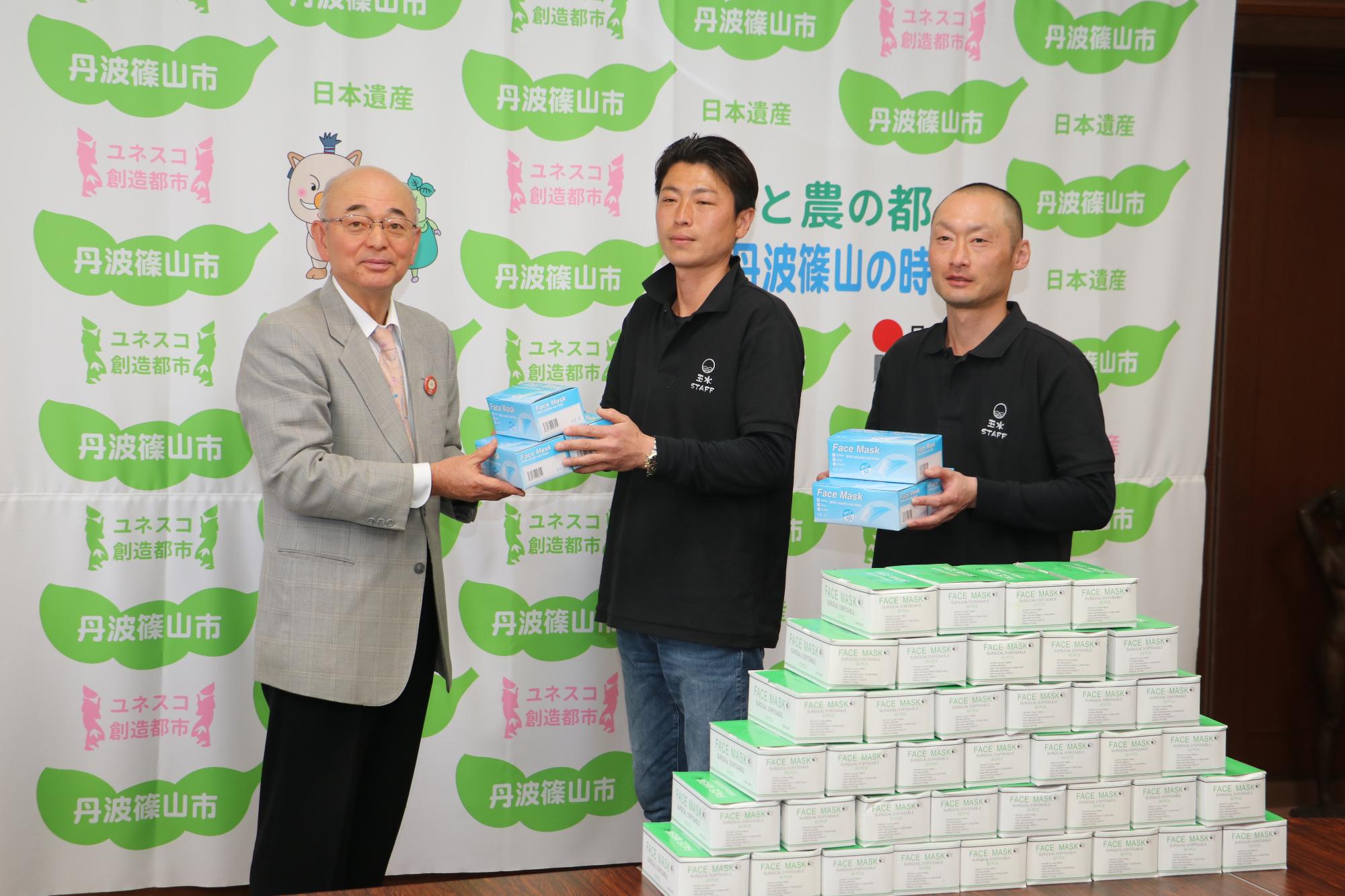 酒井市長にマスクを寄贈されるささやま玉水の方